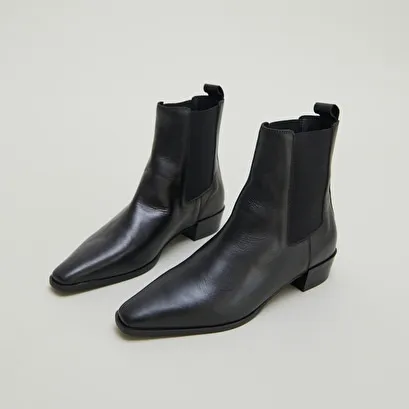 Boots with slight beveled heels and pointed toes in black leather