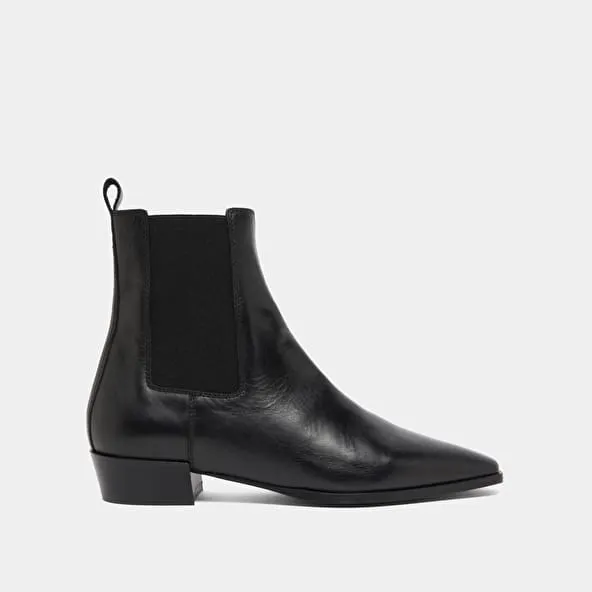 Boots with slight beveled heels and pointed toes in black leather