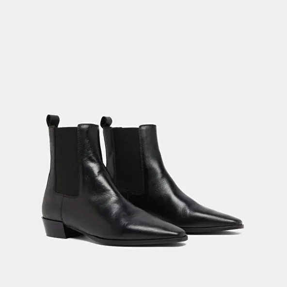 Boots with slight beveled heels and pointed toes in black leather