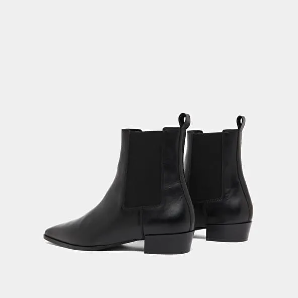 Boots with slight beveled heels and pointed toes in black leather