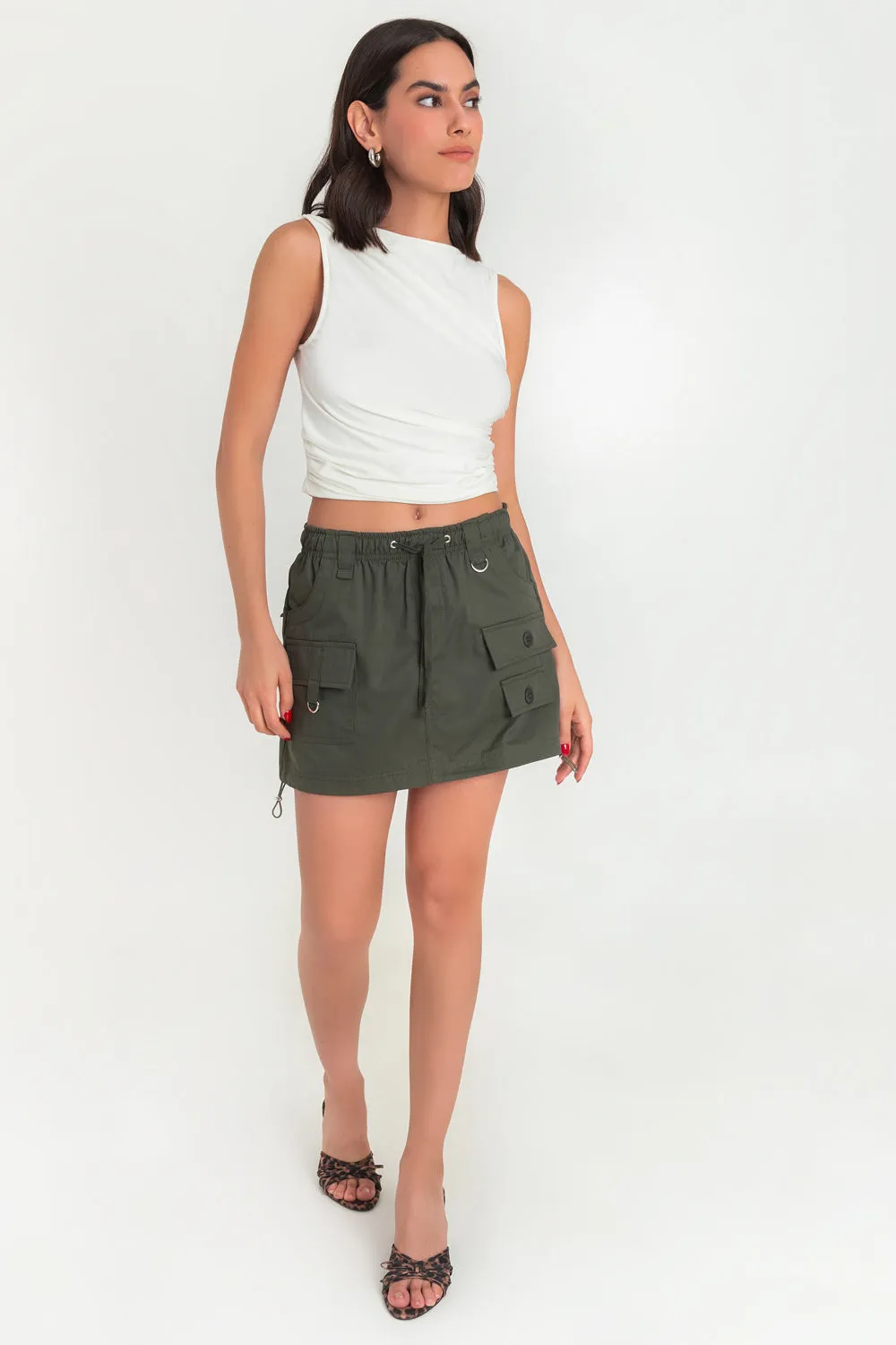 Crop top de cuello barco con plisados en hombro