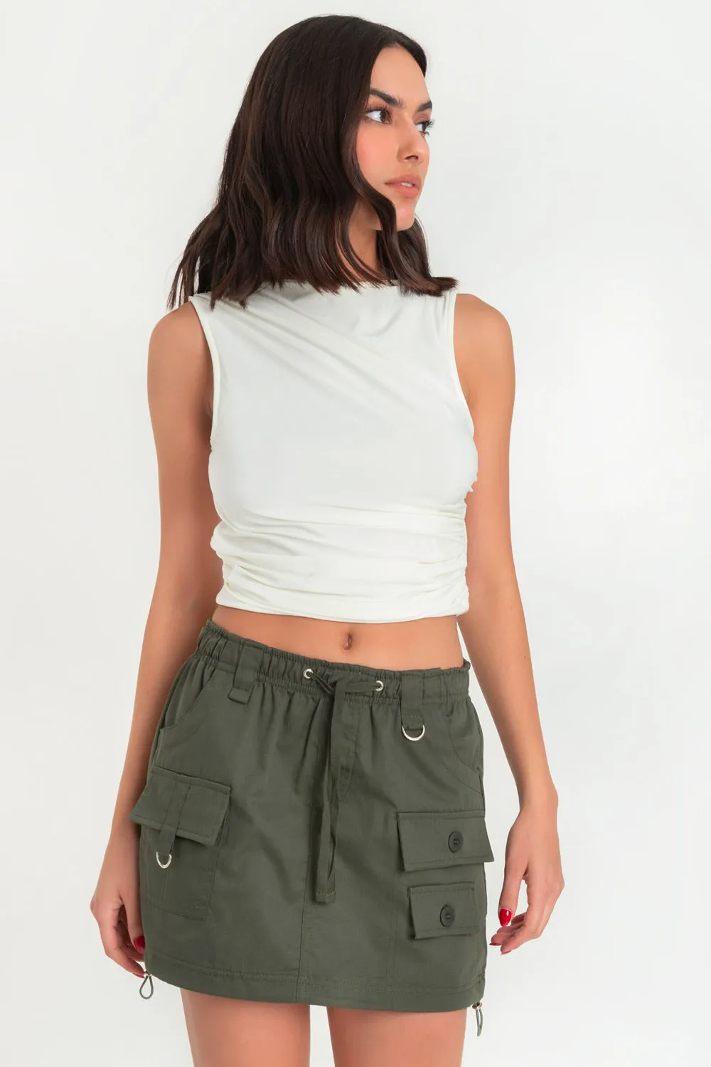 Crop top de cuello barco con plisados en hombro