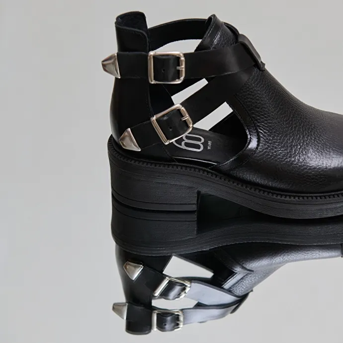 Open-toe buckle lowboots in black grained leather and black leather