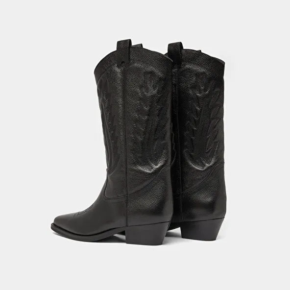 Pointed toe boots with exposed stitching in black grained leather