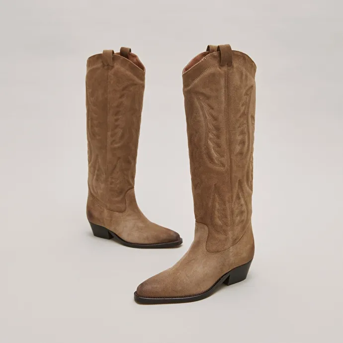 Pointed-toe boots with visible stitching in dark taupe suede