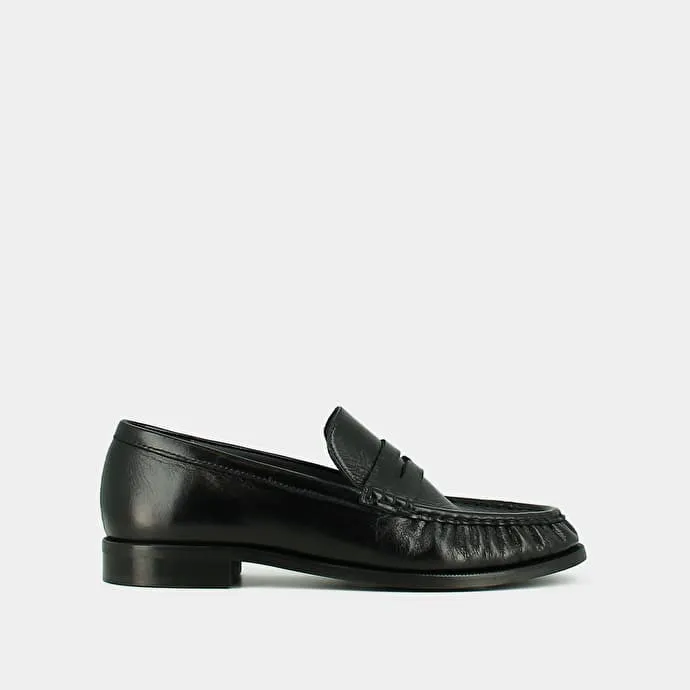 Round-toed loafers in black distressed leather