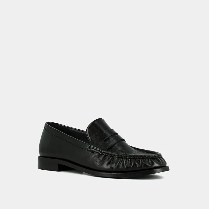 Round-toed loafers in black distressed leather