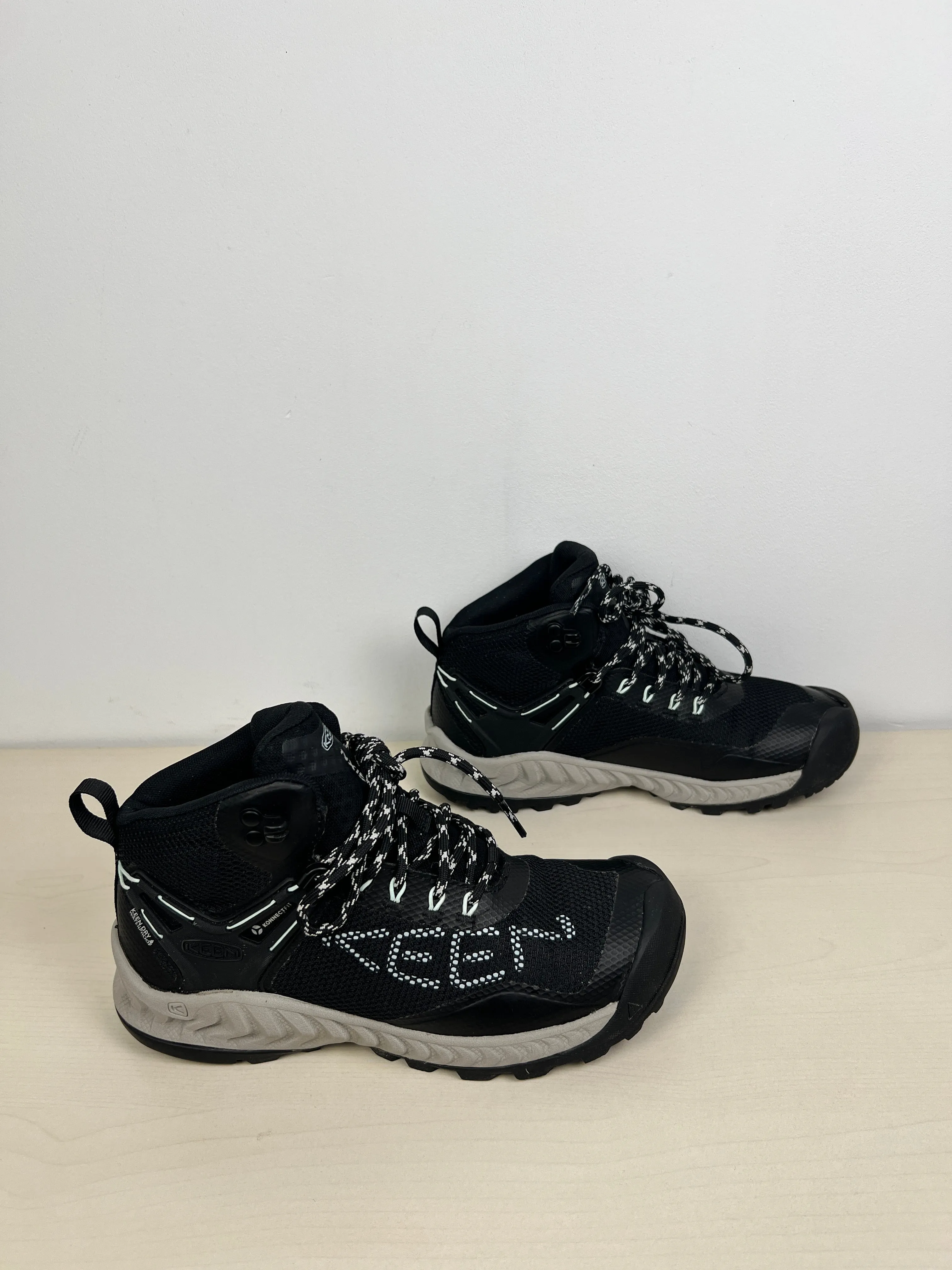 Shoes Hiking By Keen In Black, Size: 6