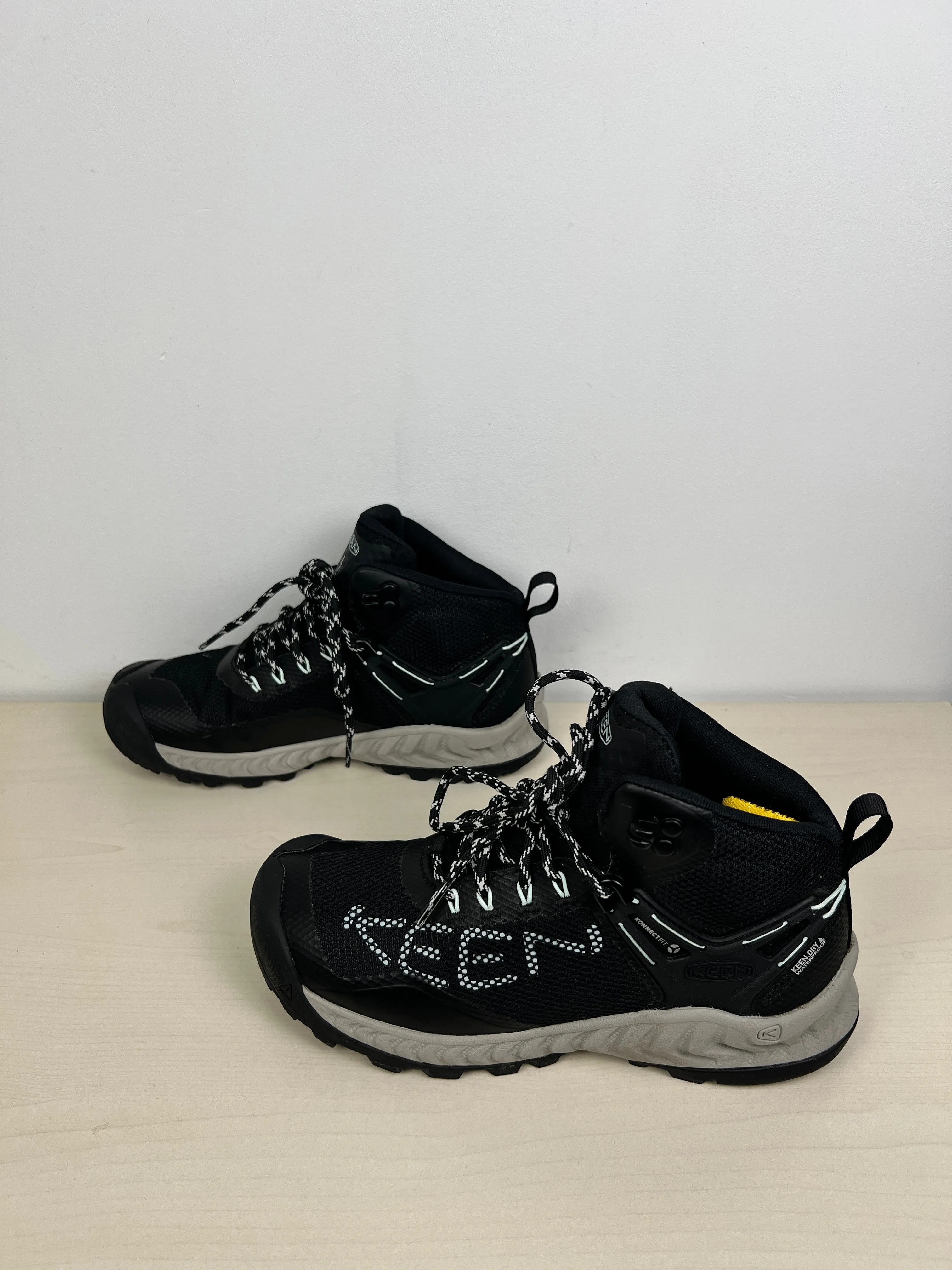 Shoes Hiking By Keen In Black, Size: 6